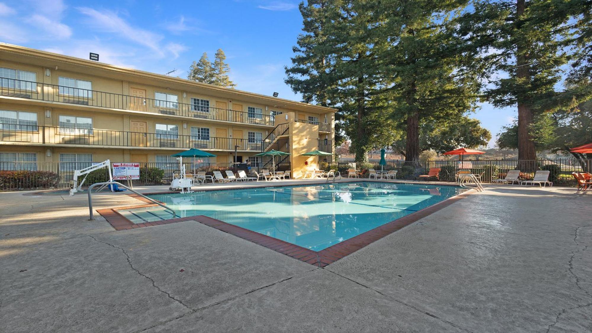 Howard Johnson By Wyndham Sacramento Downtown Exteriör bild